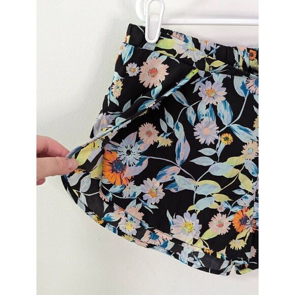 Volcom Women's Black Floral Lightweight Shorts - Size Large - Picture 4 of 6